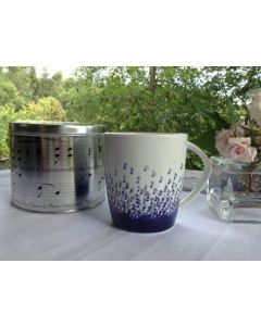 Mug in a tin, with a decorative water music design in cobalt blue. Mug is 40cl and 9x10cm. Tin is 14x12cm.